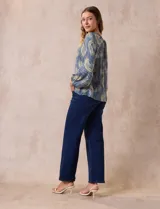 Blusa estampada con puntilla, marca Zac & Rachel. Cuello a la base, escote en V y lazo. Delantera con aplique de puntilla. Manga larga, aplique calado y puño elastizado.