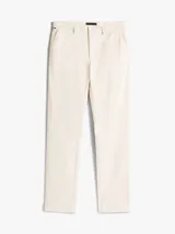 Pantalón chino de corte recto confeccionado en satén de algodón con un toque de elasticidad. Presenta cierre de cremallera con botón, bolsillos laterales ribeteados y bolsillos traseros de ojal con botón.