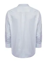 Camisa de manga larga RKF modelo Wf Pb, color celeste con diseño a rayas finas blancas. Cuenta con cuello americano abotonado, cierre frontal de botones, bolsillo en el pecho con logo bordado y calce regular.
