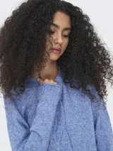 Sweater tejido de manga larga con cuello redondo y mangas raglán, con textura de cable y puños acanalados.