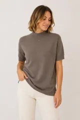 Remera de punto en hilo y viscosa color marrón topo, con cuello alto redondo y mangas cortas holgadas.