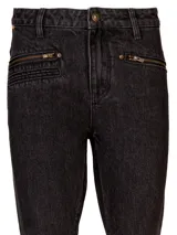 Pantalón de jeans negro de tiro medio, corte skinny, con bolsillos delanteros con cierre y ruedo desflecado.