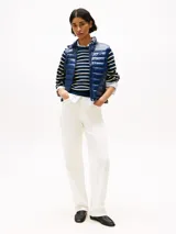 Chaleco azul marino con relleno de plumón, cuello mao y cierre frontal con cremallera.