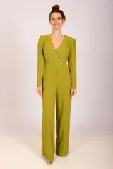 Mono largo color verde oliva de crepé con escote en V cruzado, mangas largas con hombreras y cierre cruzado con botones decorativos.