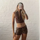 Top corto marrón con escote drapeado tipo halter.