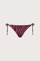 Bombacha de bikini con diseño de estampado animal print en tonos bordó y rosado, con tiras laterales ajustables y detalle de cuentas decorativas en los extremos.