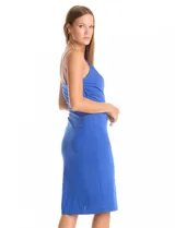 Vestido midi azul eléctrico de seda fría, marca Julia Jordan. Presenta escote en V cruzado, breteles finos, frunces concéntricos en el lateral izquierdo que crean un drapeado asimétrico, cierre invisible en el lateral derecho y un tajo lateral profundo. Cuenta con forro interno a tono.
