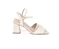 Sandalia de cuero vacuno color porcelana con taco bloque de 8 cm, punta cuadrada, tira ancha en la parte delantera y tira fina con hebilla alrededor del tobillo.
