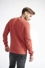 Sweater azul marino de tejido de punto con cuello redondo y mangas largas.