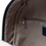 Mochila azul de símil cuero liso con logo XL Extra Large en relieve. Tiene acceso con cierre, un compartimento principal, un bolsillo externo con cierre, un bolsillo interno con cierre y dos bolsillos internos abiertos. La correa es regulable y los herrajes son plateados.