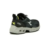 Championes de seguridad Diadora Utility modelo Shark Stable Impact Low S1P, con diseño técnico en color gris oscuro con patrón de puntos, suela robusta gris y detalles en amarillo neón en el interior y lengüeta.