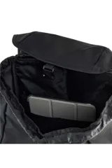 Mochila Puma Phase Hooded color negro, con solapa superior y cierre de hebilla, bolsillo frontal con cierre y logo blanco de la marca, y bolsillos laterales de red.