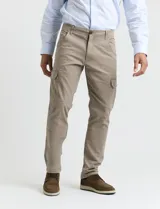 Pantalón cargo de algodón sarga con elastano, color verde militar. Presenta bolsillos laterales con fuelle, bolsillos traseros con tapa y botón, y costuras reforzadas en las rodillas.