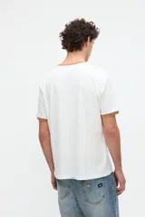 Remera negra de manga corta con cuello redondo y puños en contraste de color azul, con estampa frontal temática de pádel.