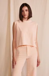 Musculosa color durazno de algodón orgánico, con cuello redondo y sisas amplias.