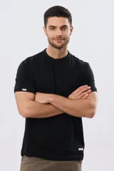 Remera estilo polo con cuello mao y manga corta, de color bordó con detalles en azul en los bordes de las mangas y cuello. Cuenta con cierre frontal parcial de tres botones y pequeño logo bordado en el pecho.