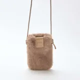 Bolso bandolera pequeño para teléfono, confeccionado en piel sintética de pelo largo color gris topo. Cuenta con una solapa frontal de cuero sintético liso y correa fina ajustable.