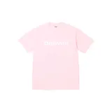 Remera de manga corta color rosa con el logo de la marca estampado en el frente en color blanco.