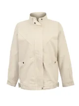 Chaqueta estilo utilitario color beige de RKF, confeccionada principalmente en algodón. Presenta cuello alto, cierre frontal con cremallera y solapa con broches, mangas largas, cortes diagonales en el pecho, bolsillos frontales con solapa y detalles de ajuste en los laterales.