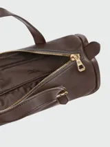 Bolso de mano tipo shoulder bag de la marca Longchamp, confeccionado en cuero liso color marrón oscuro. Presenta una estructura rectangular, doble asa de hombro con hebillas metálicas y cierre superior.