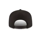 Gorra New Era negra con logo bordado de Los Angeles Lakers en blanco.