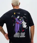 Remera de corte boxy en color negro, con cuello redondo y mangas cortas. Presenta un estampado gráfico en la espalda que muestra a los personajes Joker y Harley Quinn con la frase 'Mad Love'.