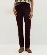 Pantalón slim de jean marrón, de cintura mediana con cierre frontal de cremallera y botón, bolsillos y trabillas para cinturón.
