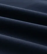 Pollera midi de corte sastre confeccionada en crepé, con diseño cruzado y detalle de hebilla lateral. Presenta un estilo elegante y sofisticado con caída fluida.