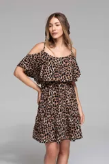 Vestido corto con estampado animal print, volado amplio en la parte superior y breteles finos.