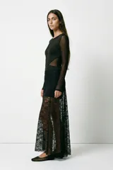 Falda larga de encaje negro con forro corto.