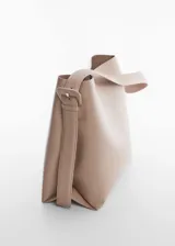 Bolso shopper color beige con asa ajustable y hebillas decorativas.