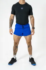 Short deportivo azul eléctrico con cintura elástica ajustable con cordón, corte lateral y logo de la marca estampado en la pierna izquierda. Incluye suspensor interno de lycra de microfibra.
