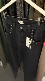 Pantalón de jean negro de corte recto.