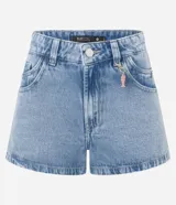 Short de jean celeste de corte slim, con bolsillos y colgante de pez.