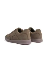 Championes urbanos modelo Mosca, confeccionados en ecogamuza color verde militar con cordones al tono y suela de goma liviana.