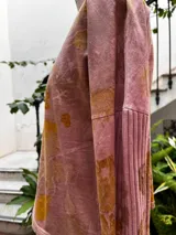 Remera rosa de manga larga con escote en V y estampado botánico.