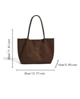 Bolso tipo tote de diseño minimalista en color negro, con textura suave y doble asa larga para llevar al hombro.
