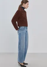 Jeans de corte recto y tiro medio en color azul claro, con diseño clásico de cinco bolsillos y acabado ligeramente deslavado.