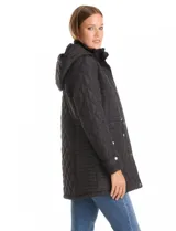 Campera capitoneada de corte clásico, con cuello alto, capucha desmontable y cierre frontal con broches a presión dorados. Presenta cordón de ajuste en la cintura con terminales metálicas y bolsillos frontales con broche.