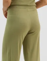 Pantalón tejido de corte recto y diseño fluido, color amarillo, con cintura ancha elastizada.