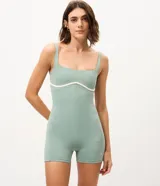 Mono deportivo Get Over de microfibra color verde menta, con calce ajustado al cuerpo, escote recto, breteles anchos y short corto. Presenta un detalle frontal en contraste de color blanco bajo el busto.