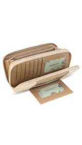 Billetera larga de diseño rectangular en tono beige, confeccionada en símil cuero con textura combinada. Cuenta con doble compartimento principal con cierre, solapa frontal con broche a presión, visor para documentos y tarjetero extraíble. Incluye monedero interno y múltiples espacios para billetes y tarjetas.