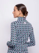 Polera negra con estampado geométrico en blanco, de cuello alto y manga larga.