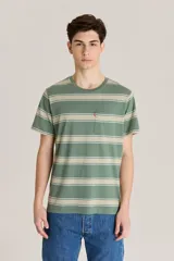 Remera de manga corta Levi's, color verde con rayas horizontales beige y bolsillo en el pecho.