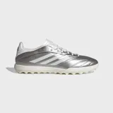 Championes de fútbol Adidas Copa Pure IV League para pasto sintético. Presentan un diseño en color plateado metalizado con las icónicas tres tiras de la marca en blanco. Cuentan con tecnología Fusionfeel para un mejor contacto con el balón, mediasuela de EVA para amortiguación y suela de caucho con tacos diseñados para tracción en superficies sintéticas.