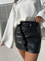 Polerón de color blanco con diseño holgado, cuello redondo y mangas amplias. Confeccionado en tela suave y abrigada, ideal para un estilo urbano y relajado.