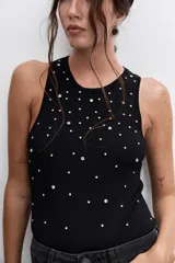 Body sin mangas de color negro, con cuello redondo y detalle de strass aplicado en toda la parte frontal.