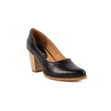 Zapato de tacón alto en cuero negro, con taco ancho texturizado símil madera y suela en tonos marrones.