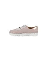 Sneaker color nude con detalles metalizados en el talón, cordones con brillo y suela blanca de PVC con costuras decorativas.