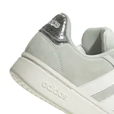 Championes Adidas Grand Court Alpha, color gris claro con las tres tiras blancas y detalles plateados en el talón. Confeccionados en gamuza y cuero sintético, con mediasuela Cloudfoam y suela de caucho.